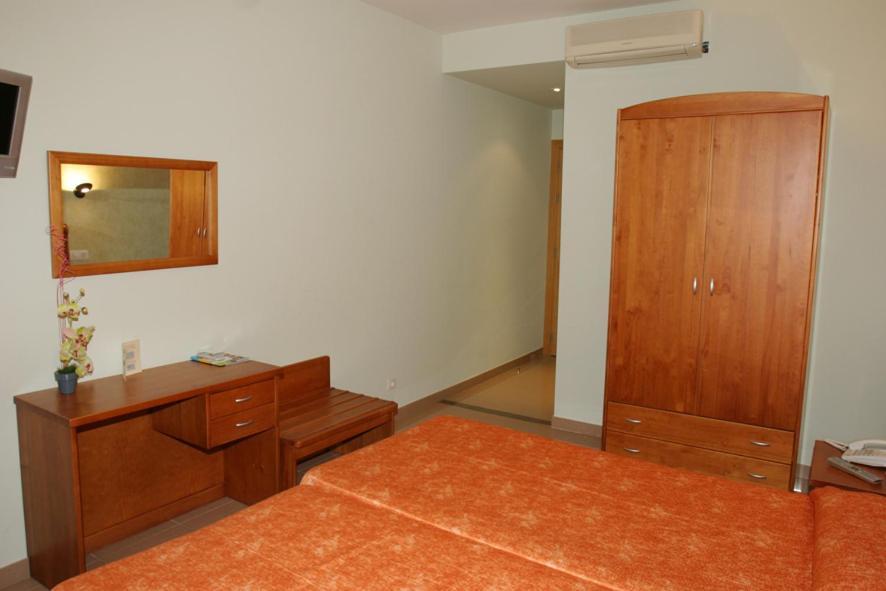 Hotel Fonda Neus Sant Sadurní dʼAnoia Exterior foto